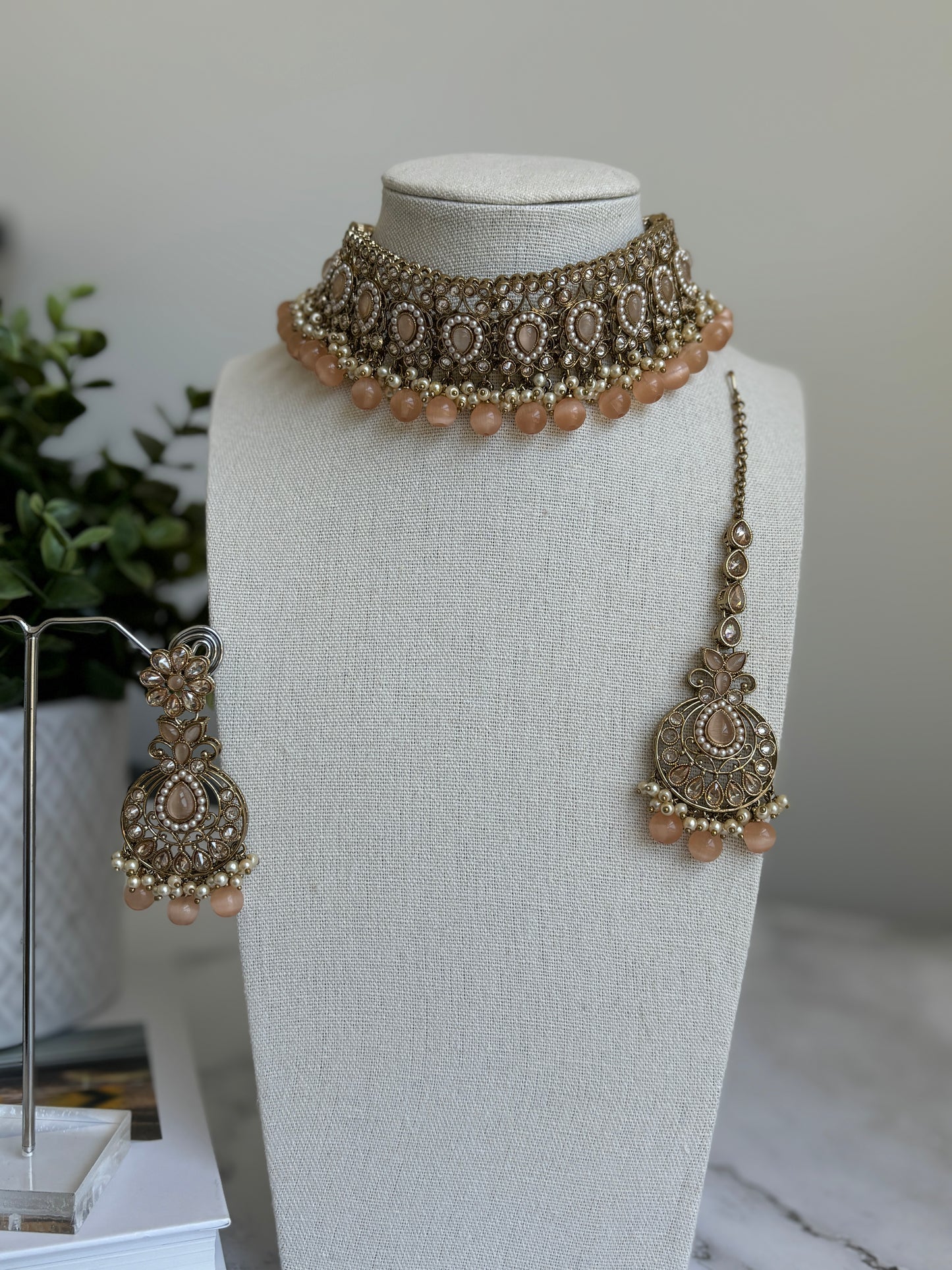 Arohi Choker Set